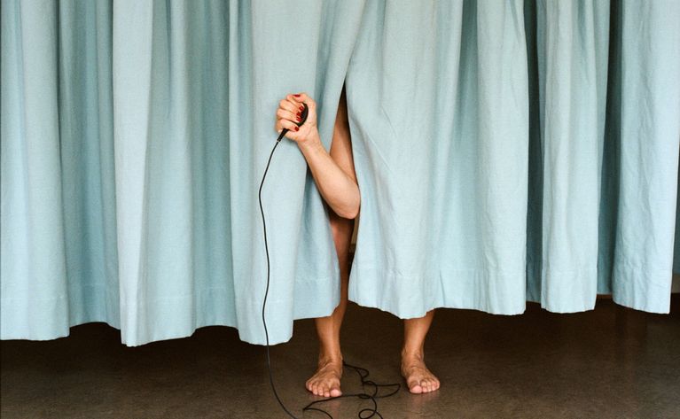 _Martina_Stapf_self_in_curtain_2021_52x76cm_Pigment_Print_auf_Aludibond.jpg